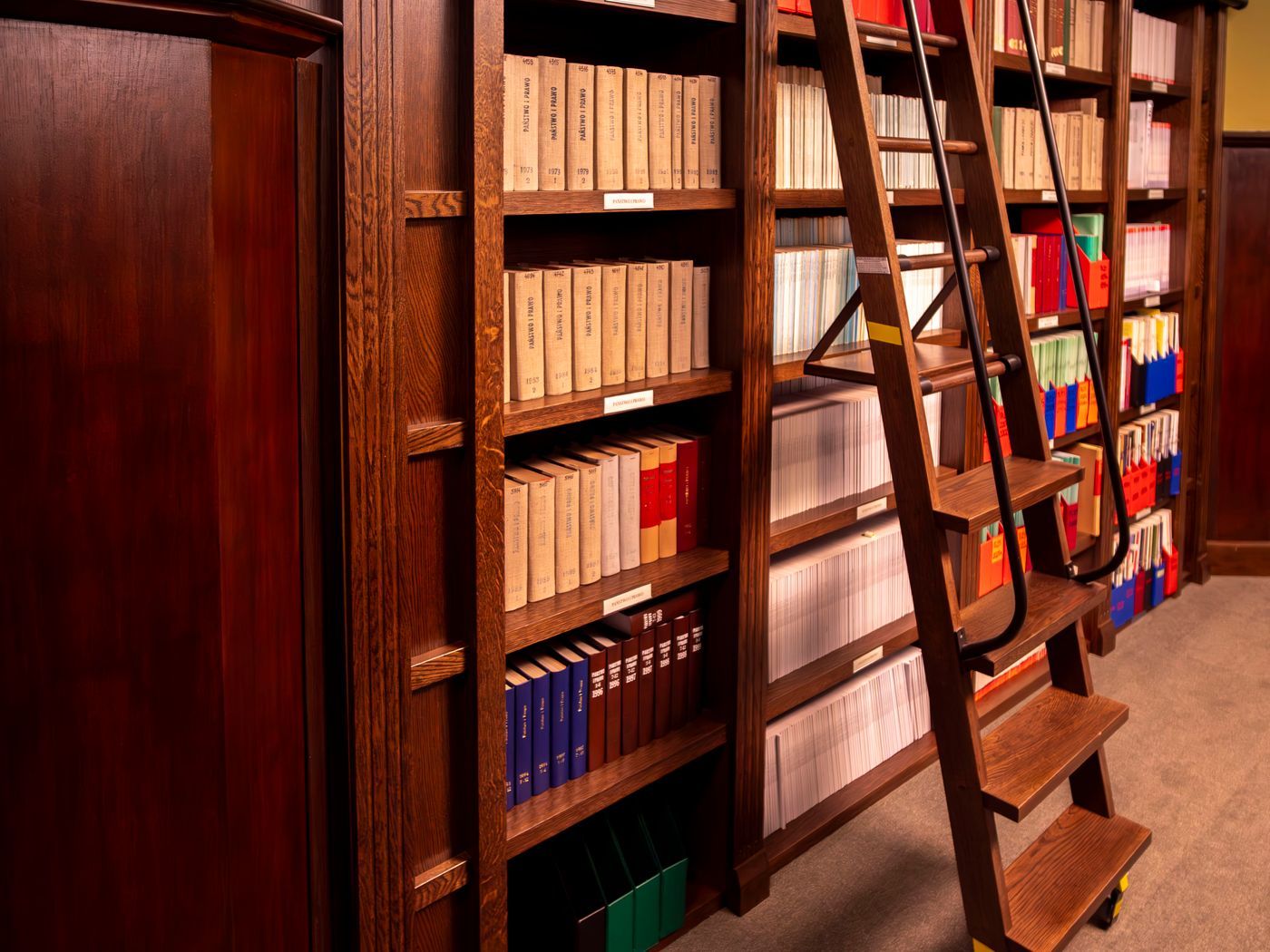 Biblioteca de madera con libros