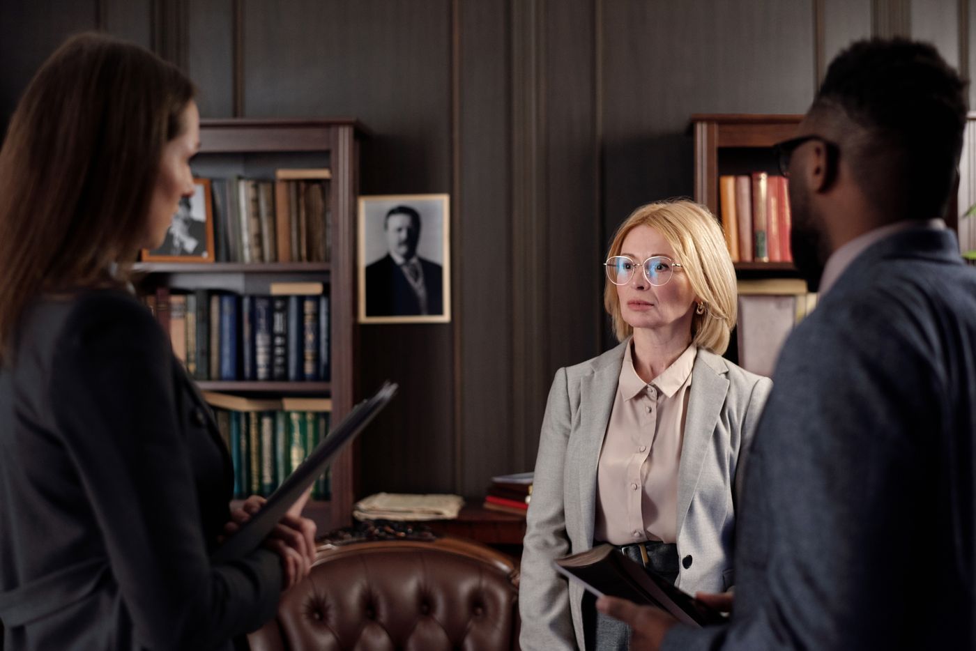 Abogados conversando en el despacho
