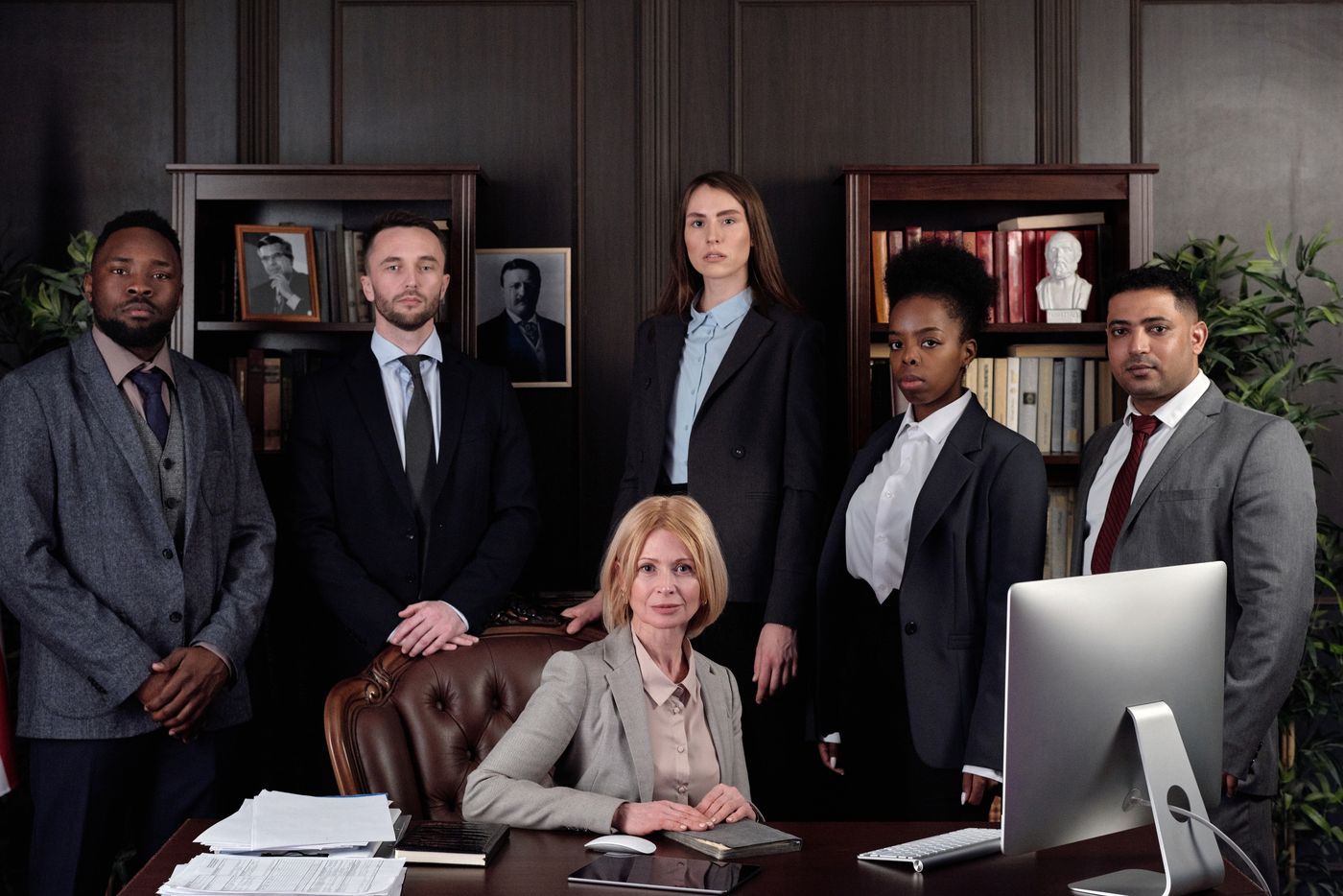 Equipo de abogados en su despacho