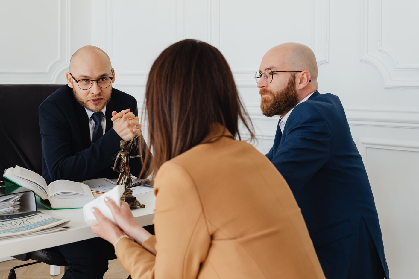 Abogados reunidos con una clienta